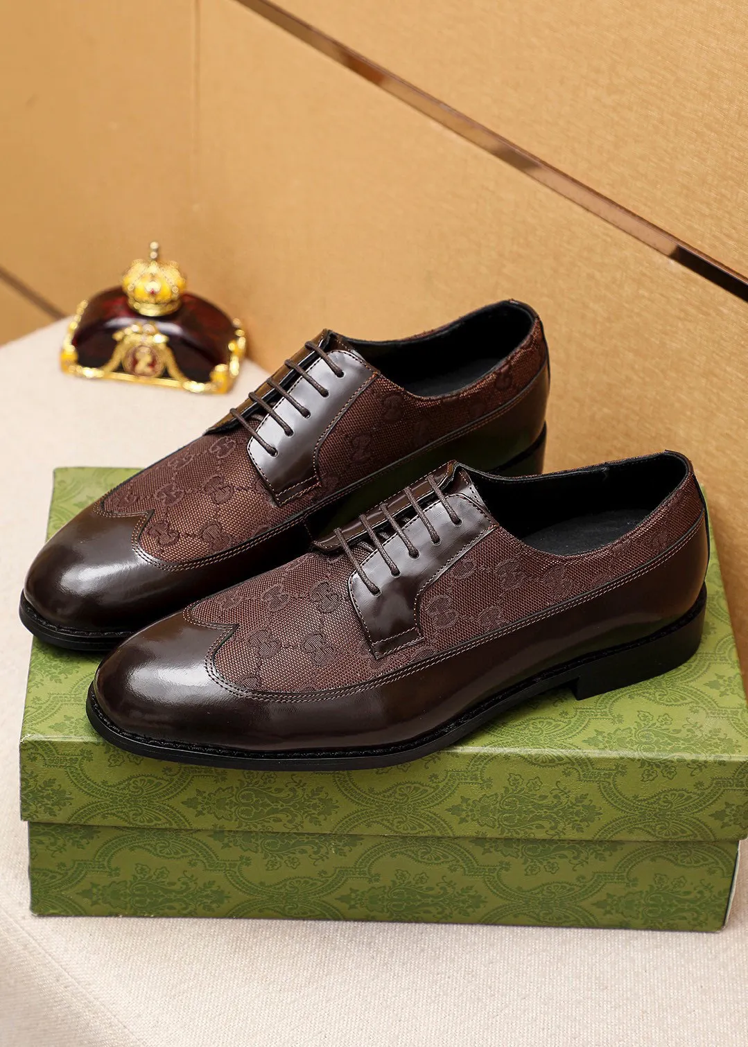 Men's shoes 💰460 💐 Product trademark: GUCCI "Gucci" business leather shoes Regular size: 38-44 (45🉑️customized) Product materials: Selected imported first-layer open-edge beaded cowhide leather upper, imported water-dyed cowhide leather lining. Strong three-dimensional visual effect, combined outsole Color: 2⃣️colors available